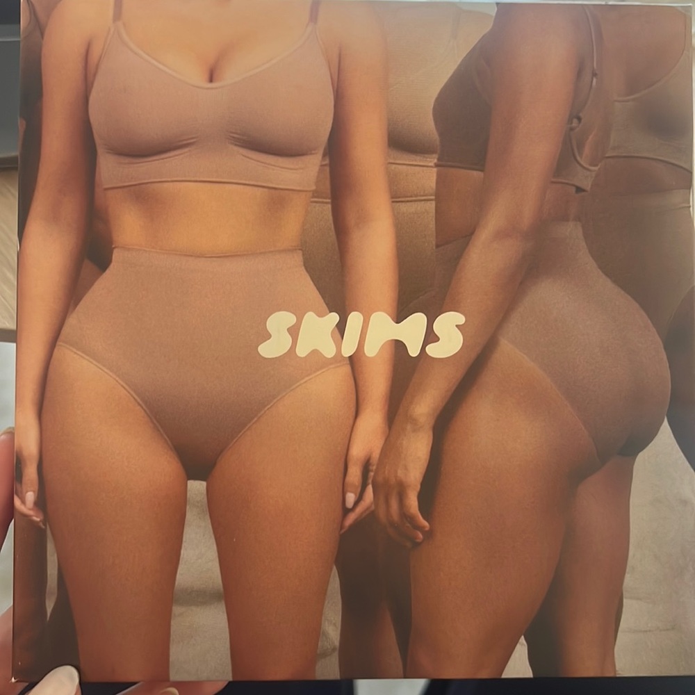Brand New SKIMS sculpting mid waist thong